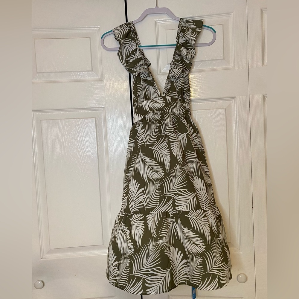 NWT Cupshe green and white leaf prints woman dress size M